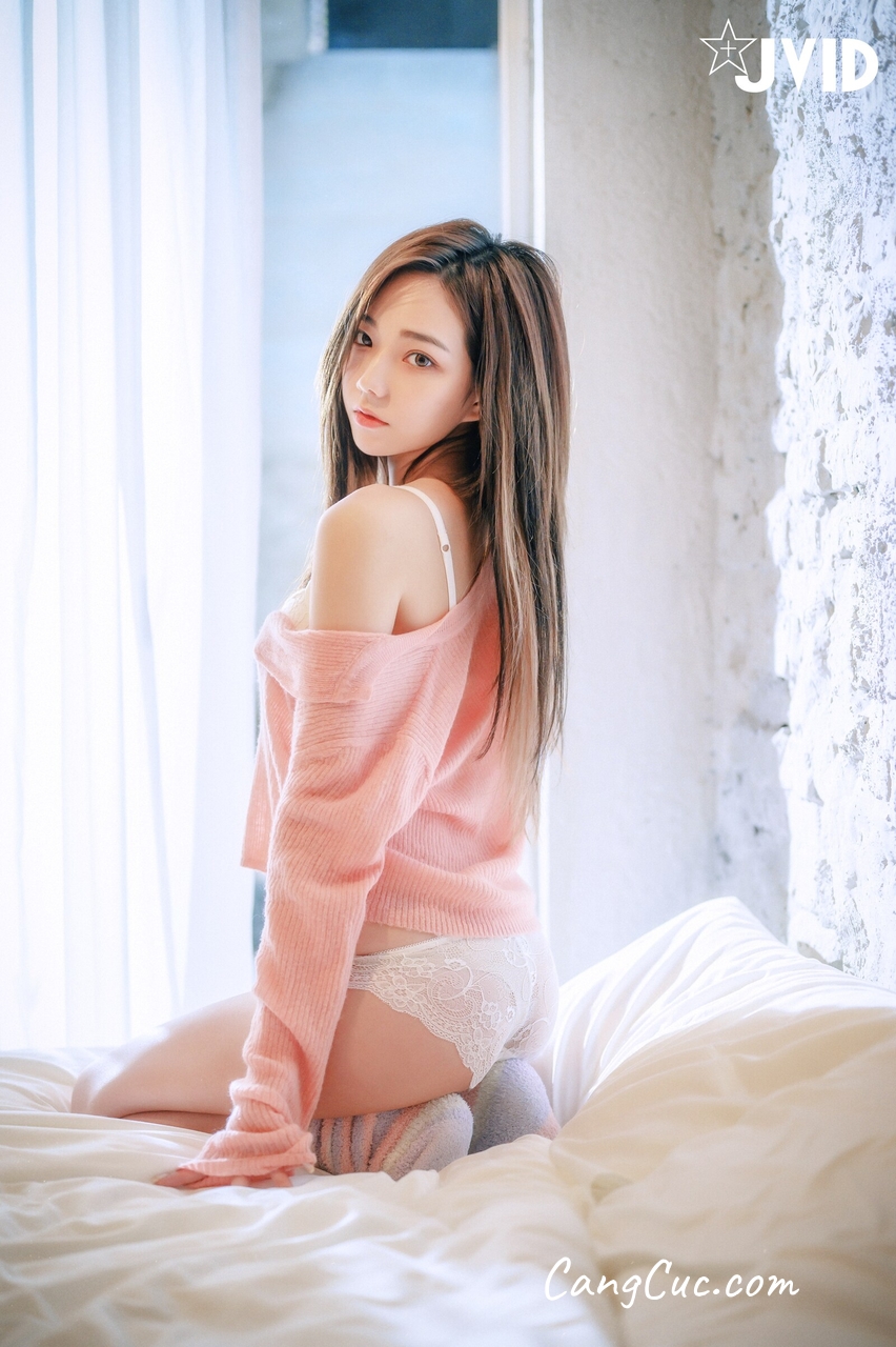 [JVID] 啾啾 – 清純小女孩啾啾如今秀色可餐，小褲褲下的形狀好誘人